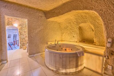 Elegant Cave Suite