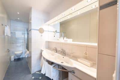 Double Room Deluxe Bathroom