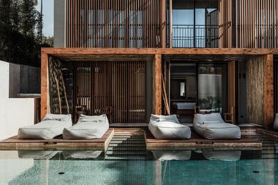 Swim Up Room