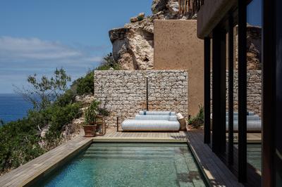 Five Bedroom Mansion - The Cliffhanger