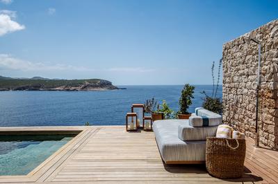 Five Bedroom Mansion - The Cliffhanger