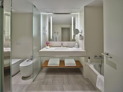 1 King Bed Classic Skyline View Bathroom