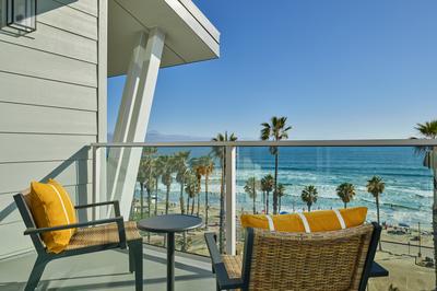 1 King Bed with Ocean View Premier