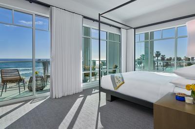 Grand Ocean Suite ADA with Roll-in-Shower