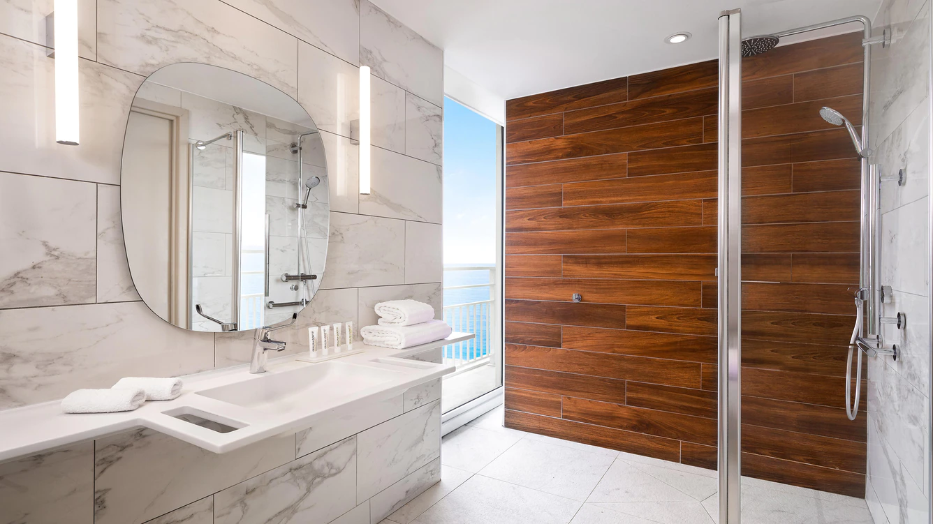 Deluxe Garden and Sea, Guest Room, 1 King, Garden View, Balcony