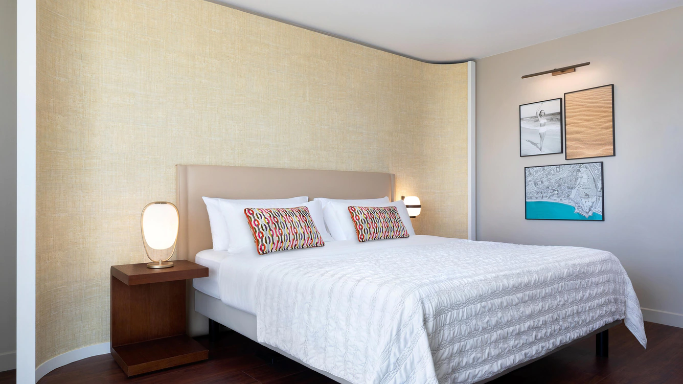 Deluxe Garden and Sea, Guest Room, 1 King, Garden View, Balcony