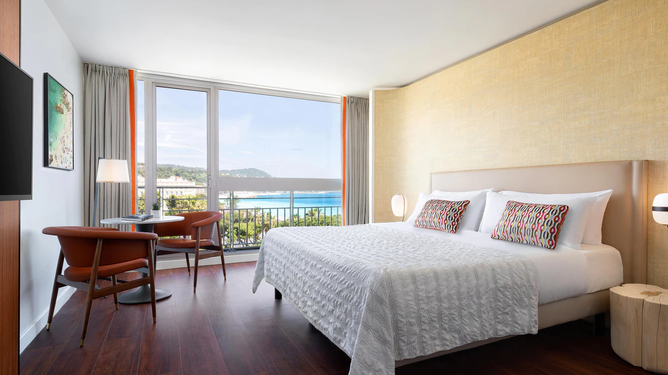 Deluxe Garden and Sea, Guest Room, 1 King, Garden View, Balcony