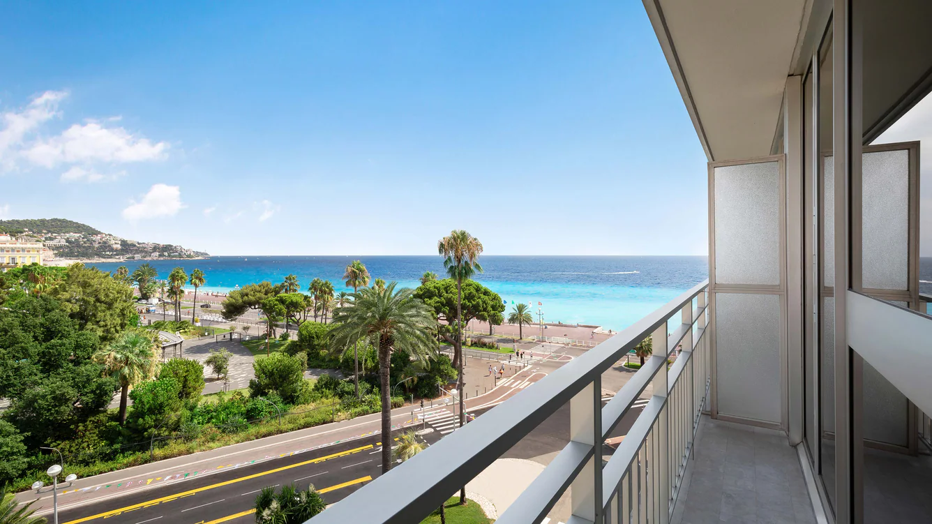 Deluxe Garden and Sea, Guest Room, 1 King, Garden View, Balcony