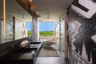 Deluxe Guest - Bathroom – Tub