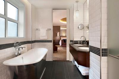 1-Bedroom Art Deco Family Suite