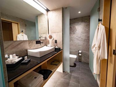 Galeria Plaza San Jeronimo Deluxe Room bathroom