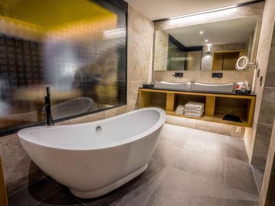 Galeria Plaza San Jeronimo Junior Suite Bath