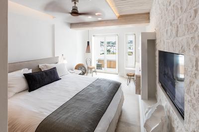 Deluxe Room with Outdoor Hot Tub