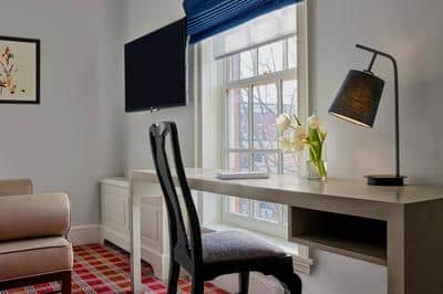 Editor Guest Room - Work Space