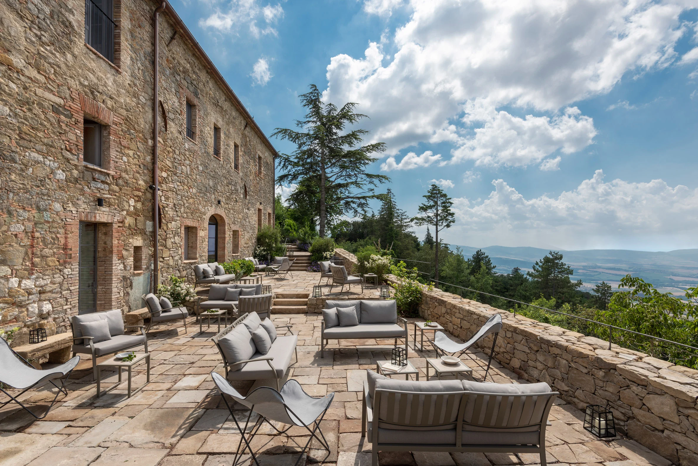 Lounge & Terrace Bar