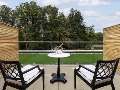 Deluxe King Balcony Room
