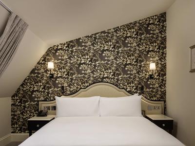 Queen Eaves Room