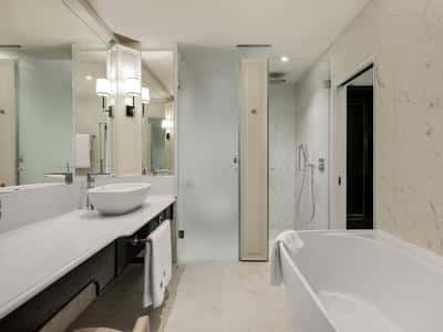 Deluxe King Balcony Room