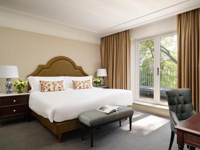 Deluxe Signature Stateroom