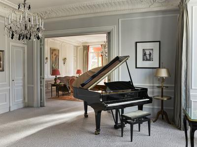 Haute Couture Eiffel Suite