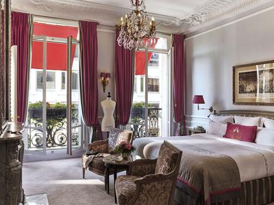 Haute Couture Eiffel Suite