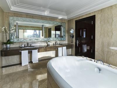 Signature Eiffel Suite