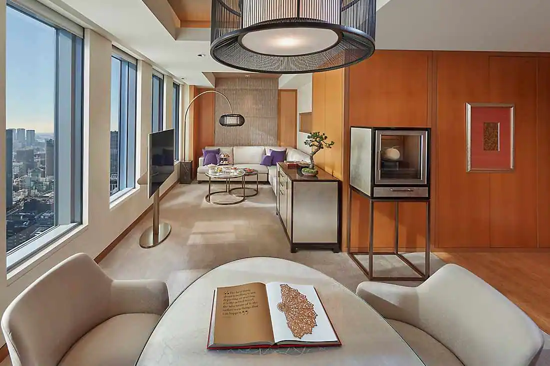 Mandarin Corner Suite