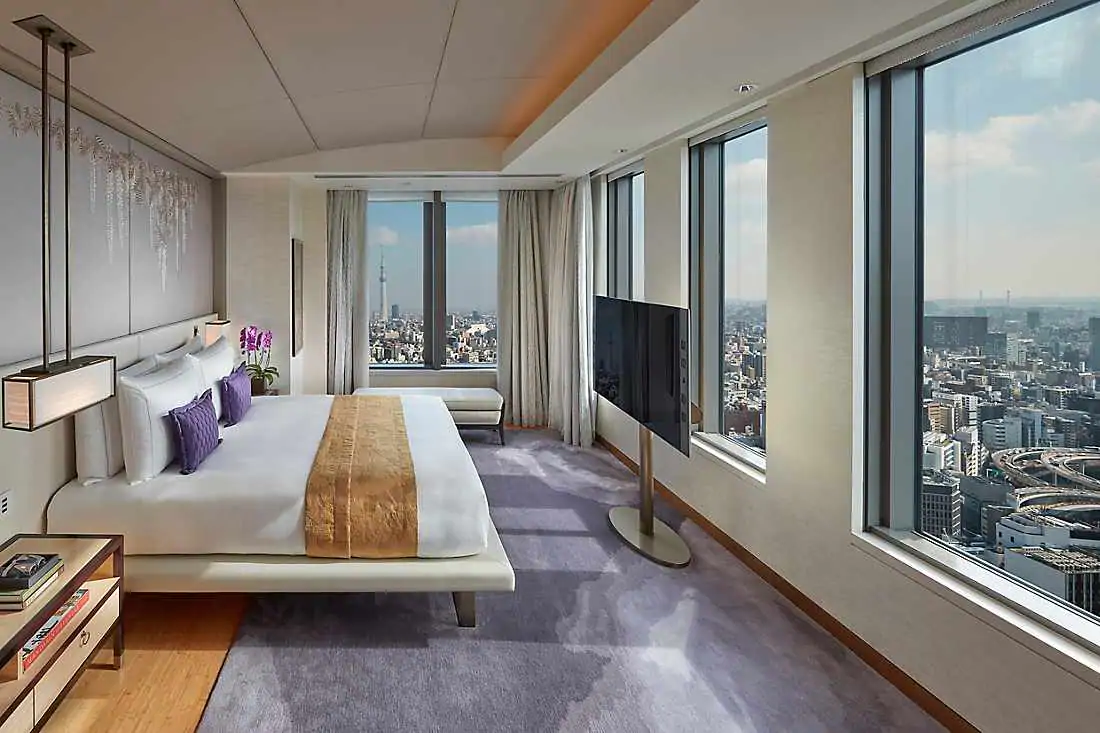 Mandarin Corner Suite