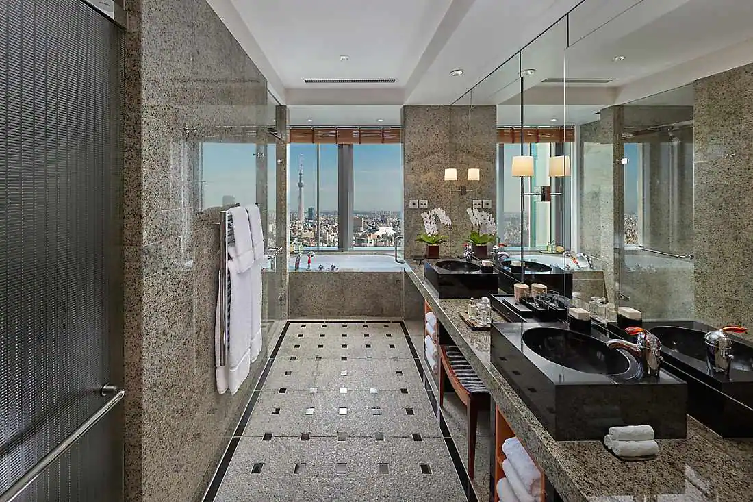 Mandarin Corner Suite