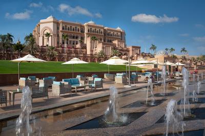 Le Cafe By The Fountain