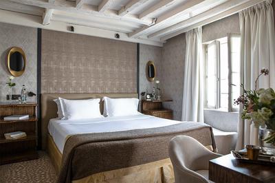Superior Club Room