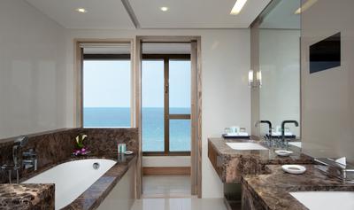 Suite Bathroom