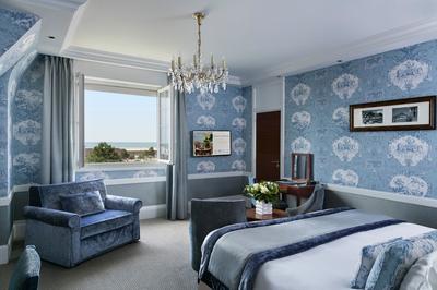 Deluxe Sea Room