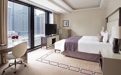 Deluxe Premier River View Room Bedroom