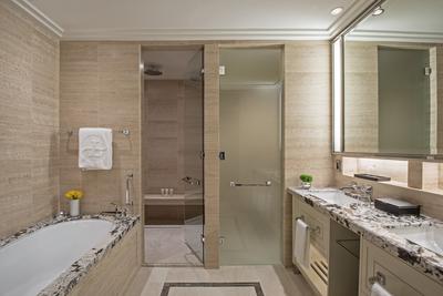 Deluxe Premier River View Room Bathroom