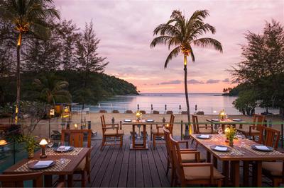 Dee Plee restaurant deck by the beach