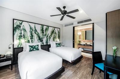 Twin bedroom with view of en-suite bathroom