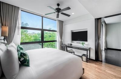 Master bedroom with garden view