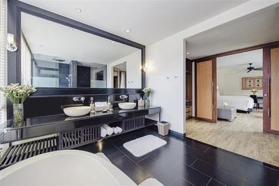 En-suite bathroom in the master bedroom