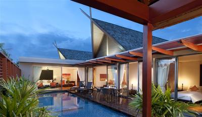The outdoor area of the villa night view