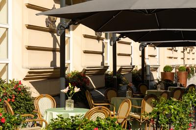 Le Cafe Terrace