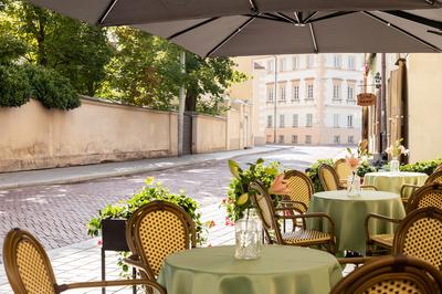 Le Cafe Terrace