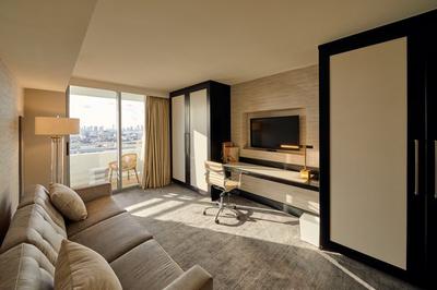 Suite Presidential City Skyline View Den