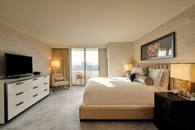 Suite Presidential City Skyline View Bedroom