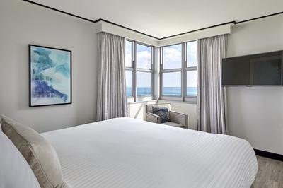 Junior King Suite With Balcony Bedroom