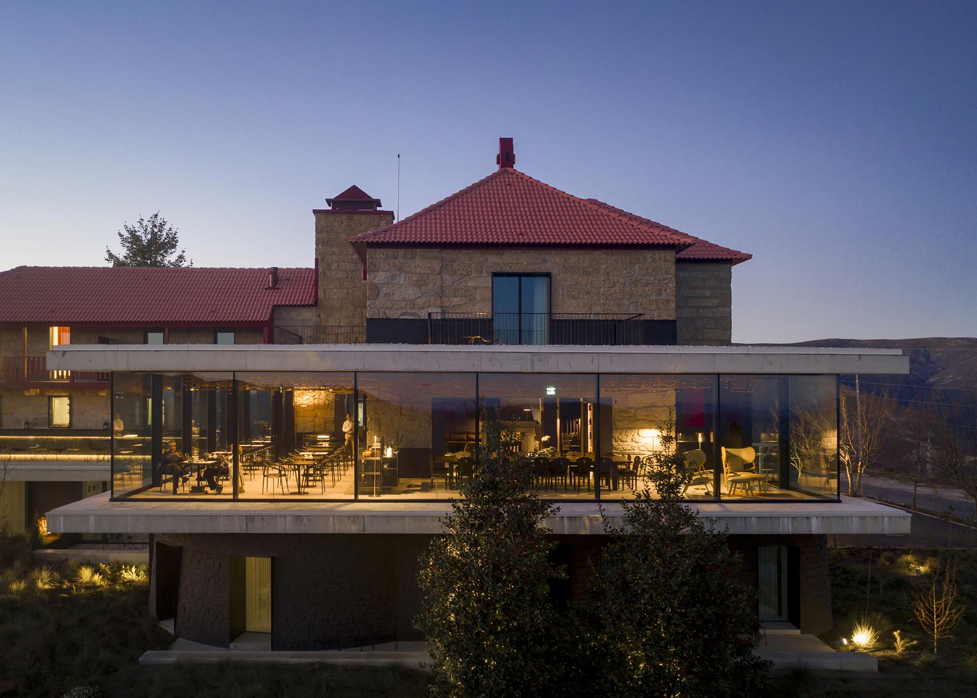 Casa de São Lourenço / Burel Panorama Hotel