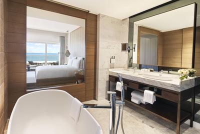 1 King 1 Bedroom Suite Club Acc Sea View