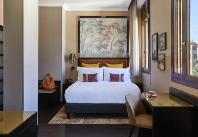 1 King Bed Premium