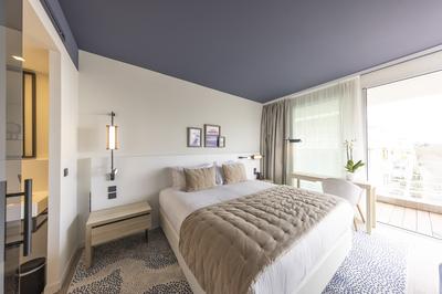 1 King Bed Premium