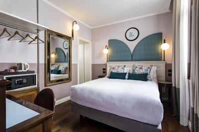 1 Queen Bed Standard
